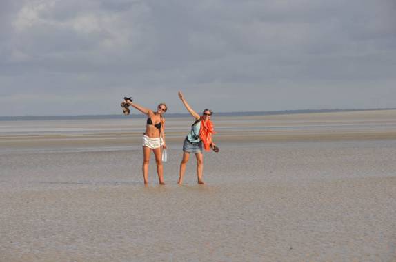 Caminhando pela Praia da Princesa, durante a maré baixa, entre Fortalezinha e Algodoal - PA